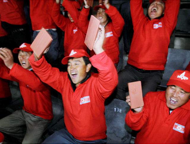 Ditadura da mentira na Coreia do Norte: auge de socialismo Torcedores da Coreia do Norte, na verdade, eram chineses.
