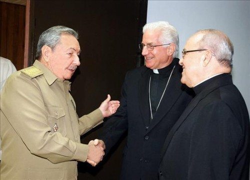 Jovens cubanos lamentam o colaboracionismo do Cardeal Ortega Raúl Castro cumprimentando o cardeal Jaime Ortega, arcebispo de Havana, e D. Dionísio García, arcebispo de Santiago de Cuba