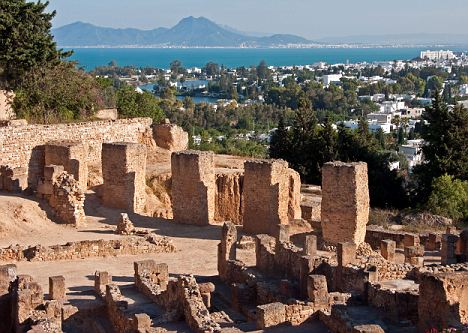 Nos passos do Império Romano… Fim de um império Ruínas da antiga Cartago. Um importante historiador disse que a homossexualidade na colônia provocou a queda.