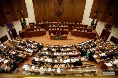 Enquete: Parlamento eslovaco quer criminalizar quem negar ou justificar crimes do comunismo parlamento eslovaco