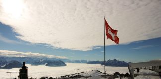 Muçulmanos pedem para retirar a Cruz da bandeira da Suíça