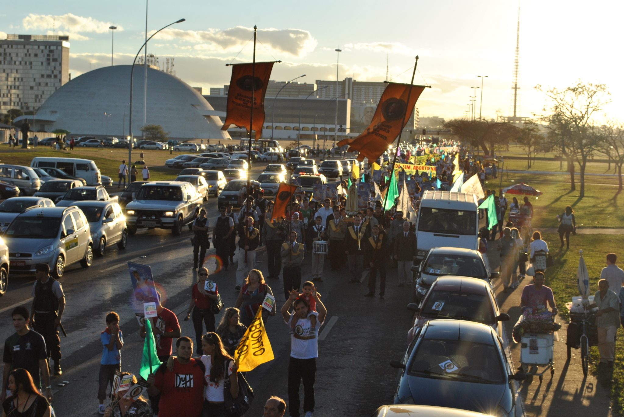 Marcha contra o aborto atrai milhares em Brasília