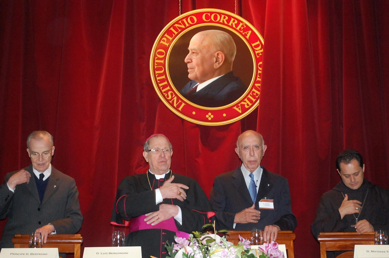 Nota de pesar pelo passamento de Dom Bergonzini Da esq. à dir.: Dom Bertrand de Orleans e Bragança (Príncipe Imperial do Brasil), Dom Bergonzini (Bispo de Guarulhos), Dr. Adolpho Lindenberg (presidente do Instituto Plinio Corrêa de Oliveira) e Dom Mathias Tolentino (Abade do Mosteiro de São Bento)