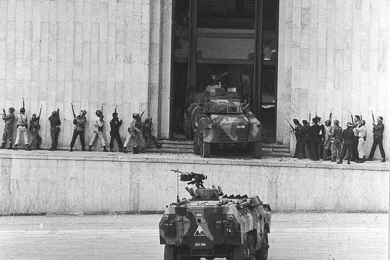 Enquanto as FARC rearticuladas atacam, seus opositores militares purgam na cadeia!