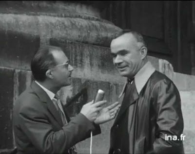 50 anos depois, padres jovens retomam a batina que padres velhos jogaram fora para dar impressão de jovens