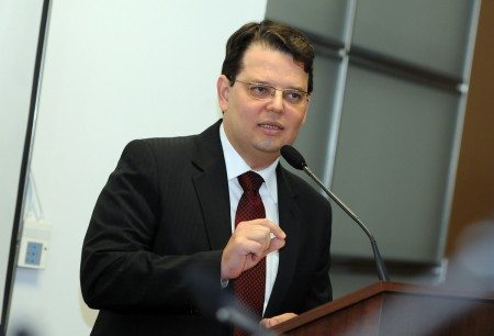 O Ministério Público não quer que “Deus seja louvado”, mas que os ateus sejam atendidos.