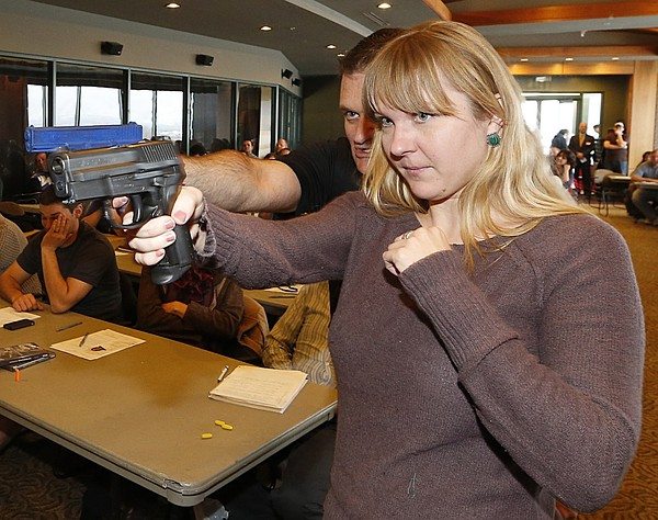 Professoras aprendem a usar armas, na contramão da onda desarmamentista