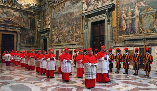 O Espírito Santo e o Conclave O Conclave se realiza na Capela Sistina. Situada no Palácio Apostólico, residência oficial do Papa na Cidade do Vaticano, ela tem seu nome em homenagem ao Papa Sisto IV, que restaurou a antiga Capela Magna, entre 1477 e 1480.