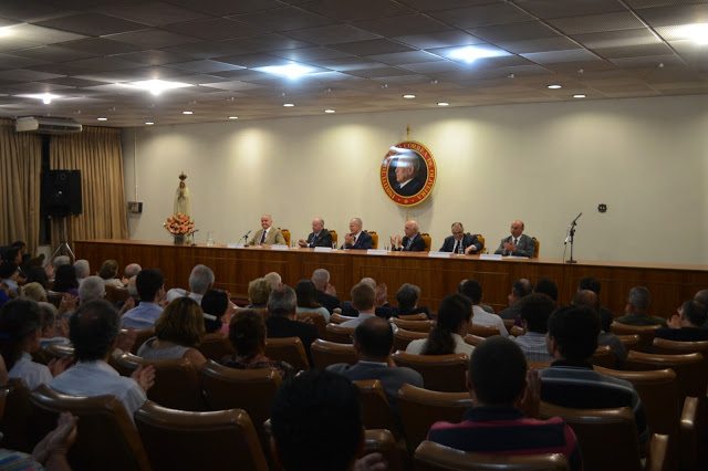 O que explica a reação conservadora no mundo?