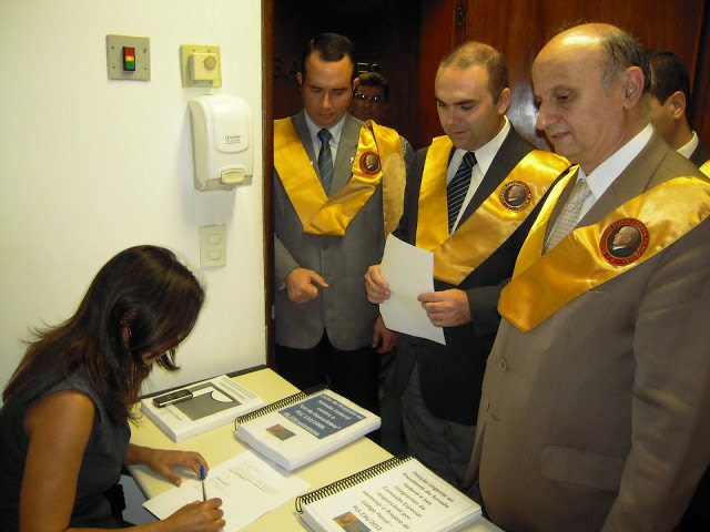 Instituto Plinio Corrêa de Oliveira entrega abaixo-assinados no Senado contra a “lei da homofobia” e o novo Código Penal. Veja as fotos. Membros do Instituto Plinio Corrêa de Oliveira protocolam os abaixo-assinados em defesa da família na presidência do Senado