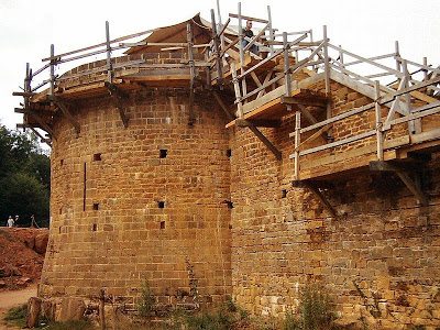 Construção de castelo medieval: multidões afluem