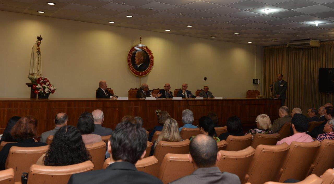 O que o governo está fazendo com a economia?