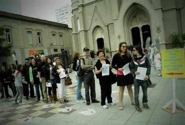 Apostasia coletiva marca ativismo por Estado laico na Argentina Ativistas pelo Estado laico tiram foto fazendo fila para apostatar
