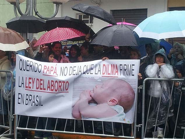 Ato em desagravo à aprovação do projeto abortista, o PLC 3/2013 Na cidade de Aparecida, a faixa escrita em espanhol (língua materna do Papa): "Querido papa, não deixe que a Dilma assine a lei do aborto no Brasil"