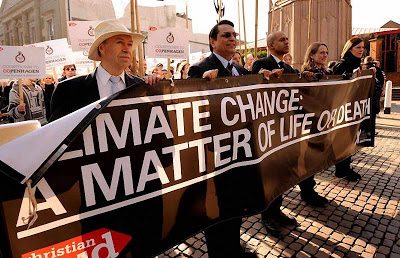 Climatólogo-chefe deixa a NASA e profetiza o fim da vida na Terra James Hansen (chapéu) em manifestação de rua.