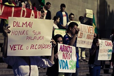 PLC 3/2013 — sua origem, tramitação e consequências Manifestação na Pça. da Sé (São Paulo) contra o herodiano PLC 3/2013. Aprovado pelo Congresso Nacional, encontra-se na mesa da presidente Dilma para ser sancionado ou vetado