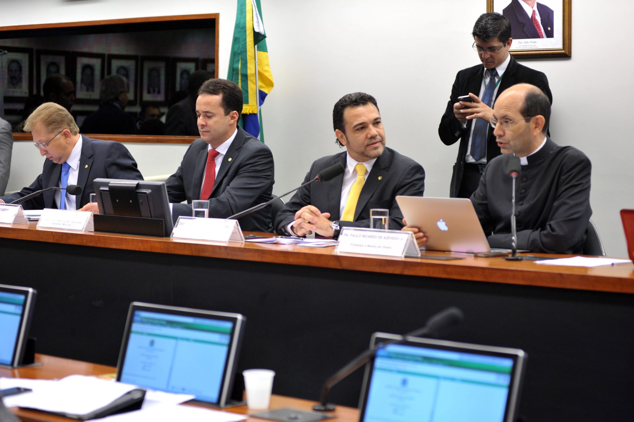 Vídeo: pronunciamento do Pe. Paulo Ricardo contra o aborto na Comissão de Direitos Humanos Pe. Paulo Ricardo Comissão de Direitos Humanos