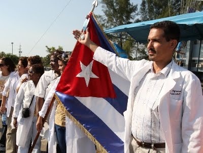 Médicos de Venezuela e Bolívia criticam experiência de ‘importar’ cubanos Médicos cubanos