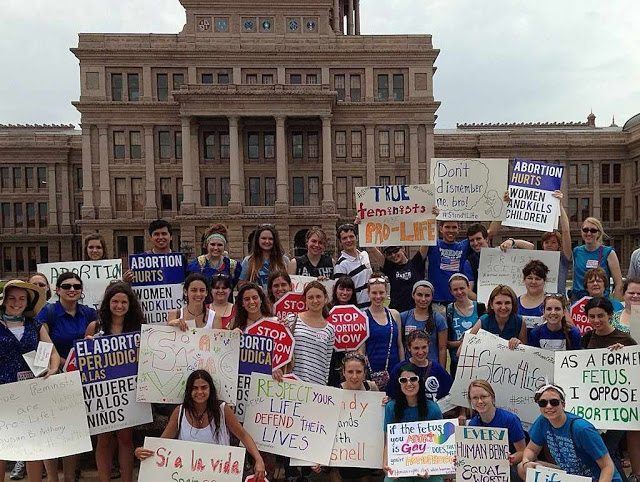 Texas aprova uma das leis mais restritivas ao aborto nos EUA Estudantes pela vida diante do Capitolio texano