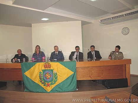Príncipe vem a Unaí divulgar o movimento Paz no Campo e defender a agricultura Representantes do Sindicato dos Produtores Rurais, da Câmara Municipal, da Prefeitura Municipal, do Círculo Monárquico de Minas Gerais e da Polícia Militar integraram a mesa de autoridades