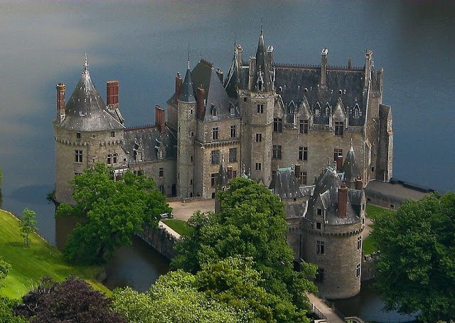 Castelos que alimentam a fé e convidam para a vida eterna Missillac, França