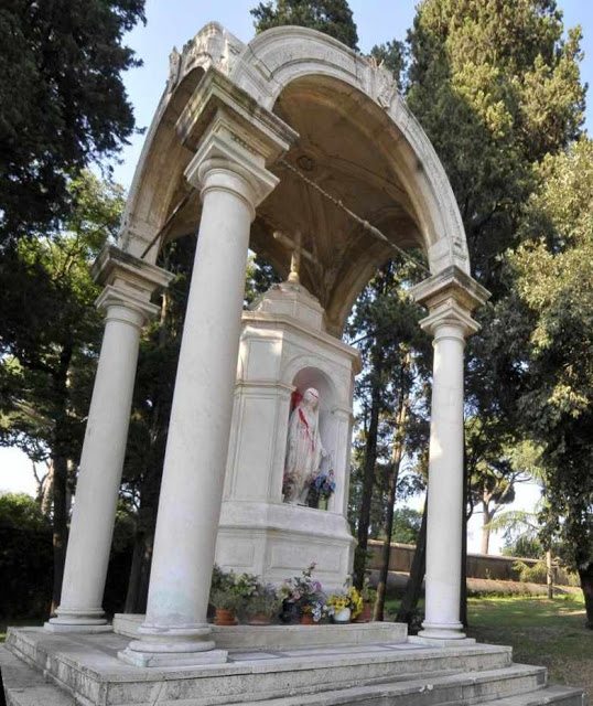 Sacrilego atentado contra Nossa Senhora em Roma Monumento aos herois que morreram pelo Papa rei de Roma