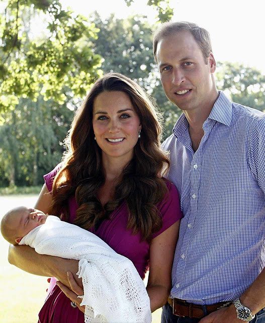 O quê explica o entusiasmo que houve pelo nascimento do bebê real inglês? Primeira foto oficial do pequeno príncipe