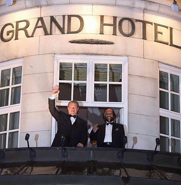 A “Igreja do Planeta que Aquece” tem dogmas, teologia, pontífices, mistérios, hereges e Inquisição? Al Gore e Rajendra Pachauri, Sumos Pontífices da nova religião, saúdam da sacada, após receberem o Prêmio Nobel da Paz em Oslo