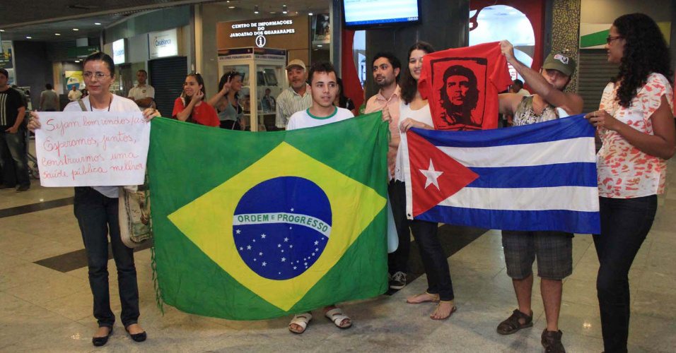 Mais médicos… ou mais comunismo! Esquerda brasileira acolhe os médicos cubanos com foto de Che Guevara e bandeira de Cuba