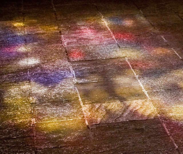 A luz fugidia dos vitrais falando de Deus como nenhuma outra coisa consegue