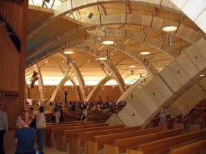 A marcha do deiforme para o disforme, e daí para o informe Igreja de Pietrelcina – estilo dito modermo