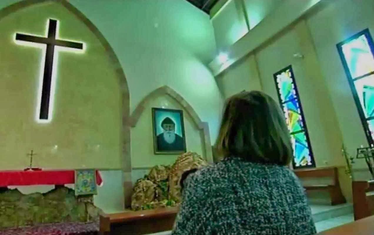 Israel pasmo: israelense católica é objeto de um milagre Teresa Daoud rezando na igreja