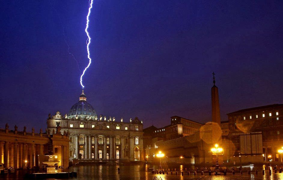 2013 — Atribulações na Santa Igreja e inédita confusão no mundo