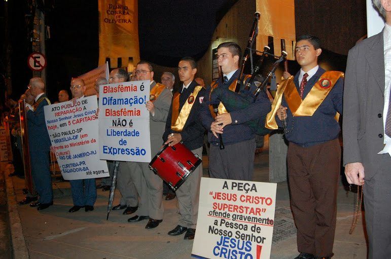 Convite: Terço público de reparação pela peça “O Evangelho Segundo Jesus, Rainha do Céu” Protesto contra a peça Jesus Cristo Superstar