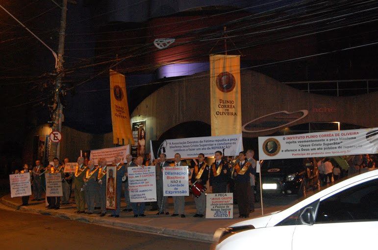 Vídeo do protesto realizado em São Paulo em reparação contra peça blasfema “Jesus Cristo Superstar” Protesto contra a peça Jesus Cristo Superstar