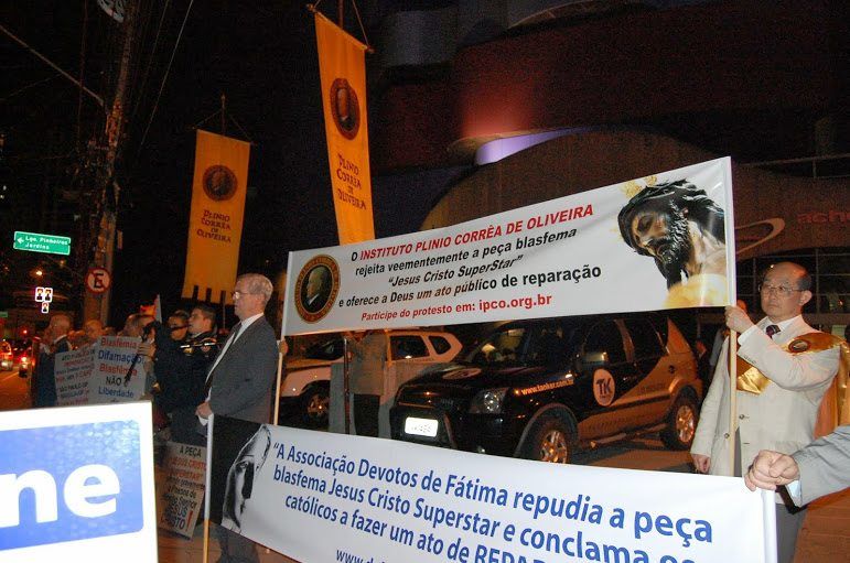 IPCO e outras associações protestam em frente ao teatro contra a peça “Jesus Cristo Superstar” Protesto contra a peça Jesus Cristo Superstar