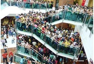 A Revolução dos rolezinhos Rolezinhos tomam os shoppings