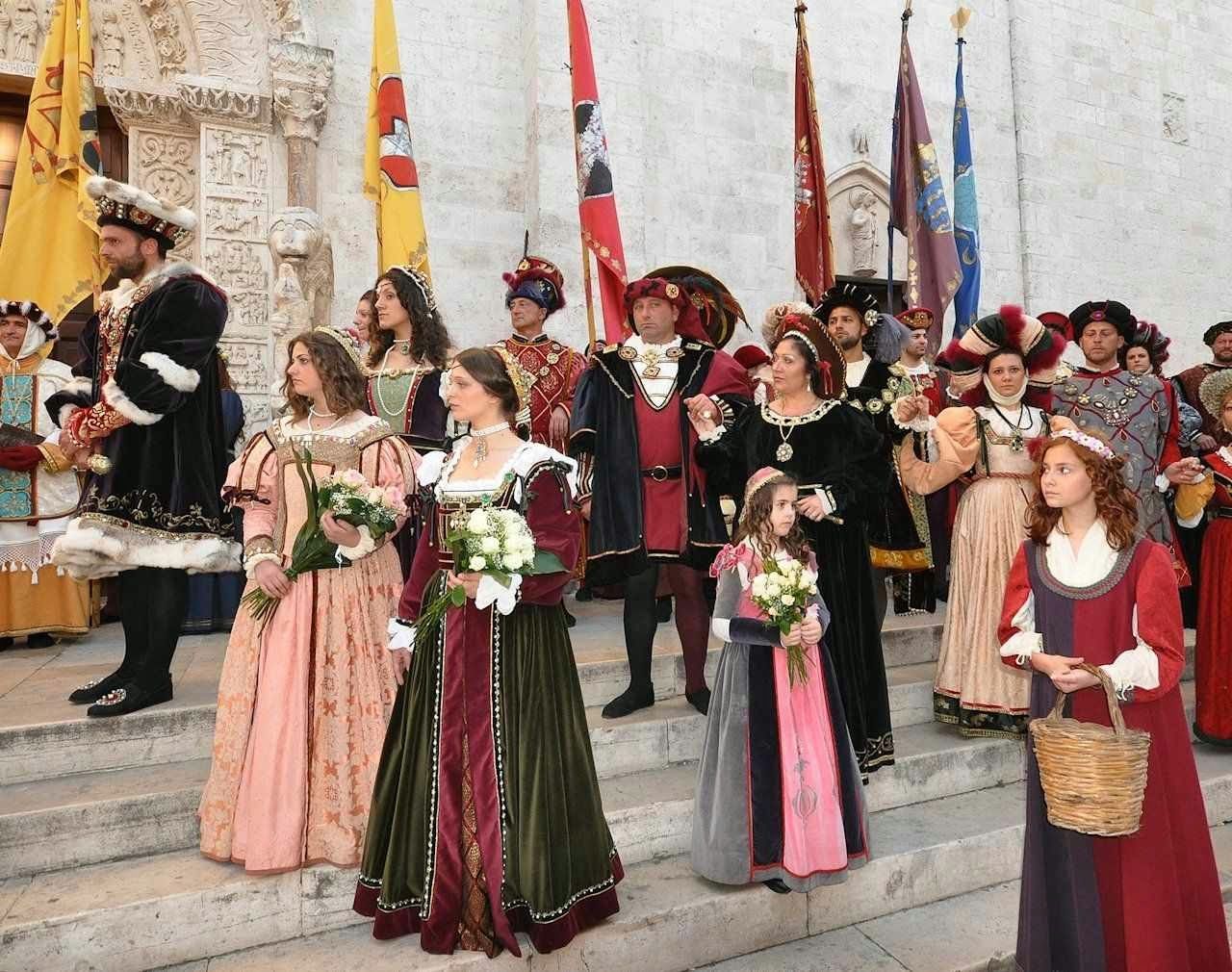 A família: a chave para compreender a sociedade medieval – Parte I Bitetto, Itália, grupo de familias na catedral, roupas do século XIV