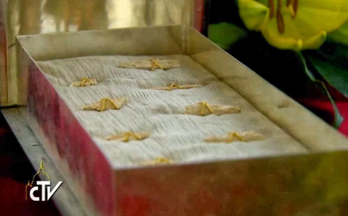 Ossos de São Pedro venerados solenemente no Vaticano