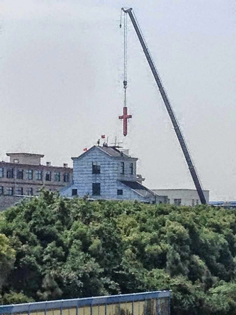 Aldeões defendem a Cruz em luta desigual contra a policia socialista