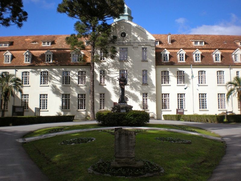 Em 1947… Escreve Frei Evaristo Arns Seminário da Ordem dos Franciscanos Menores em Rio Negro, Paraná. Em 1947, Frei Evaristo Arns (hoje Cardeal Arcebispo Emérito de São Paulo) era professor neste seminário. O edifício, totalmente restaurado, é sede do executivo municipal rionegrense.