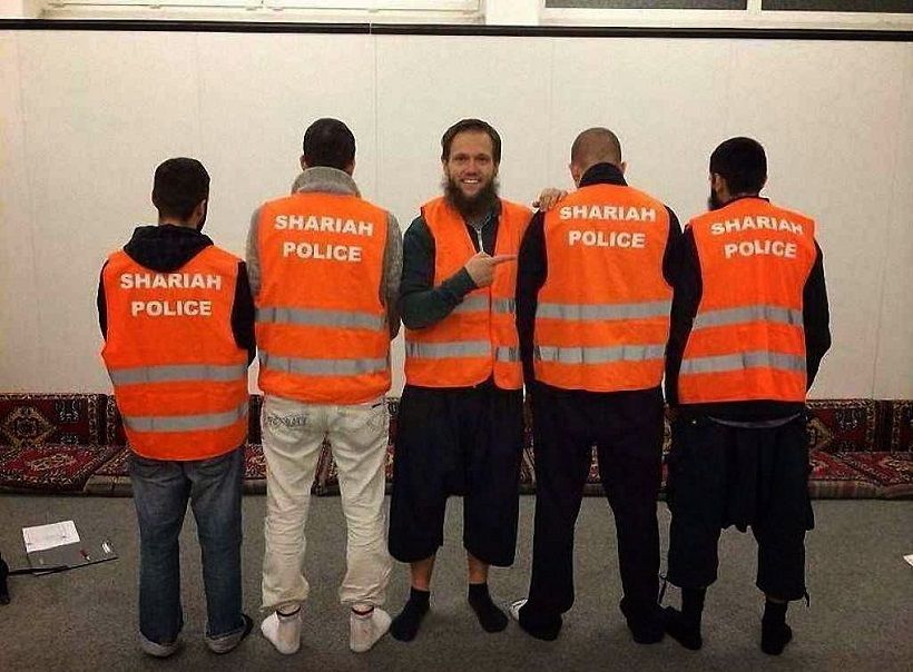 Polícia da sharia nas ruas apavora Alemanha Policiais da Sharia, foto no Facebook.