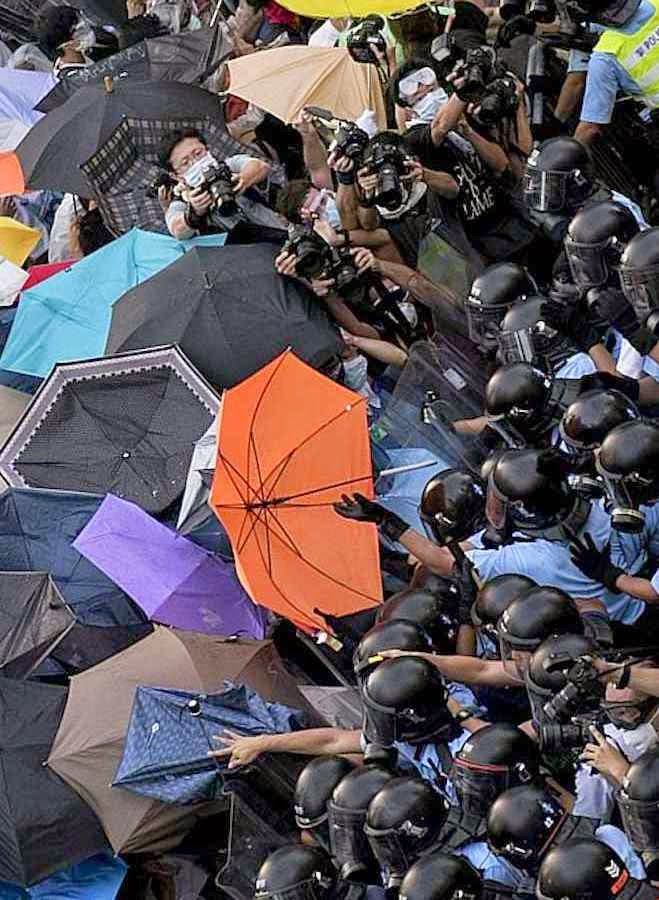 Hong Kong: Revolução dos guarda-chuvas enfrenta repressão “Revolução dos guarda-chuvas” não quer os “dois ou três” candidatos mais ou menos idênticos oferecidos pelas artimanhas políticas do PC