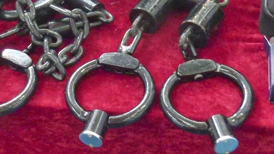 China exporta cada vez mais instrumentos de tortura Algemas para os pés com pesos fabricadas na China em 2009