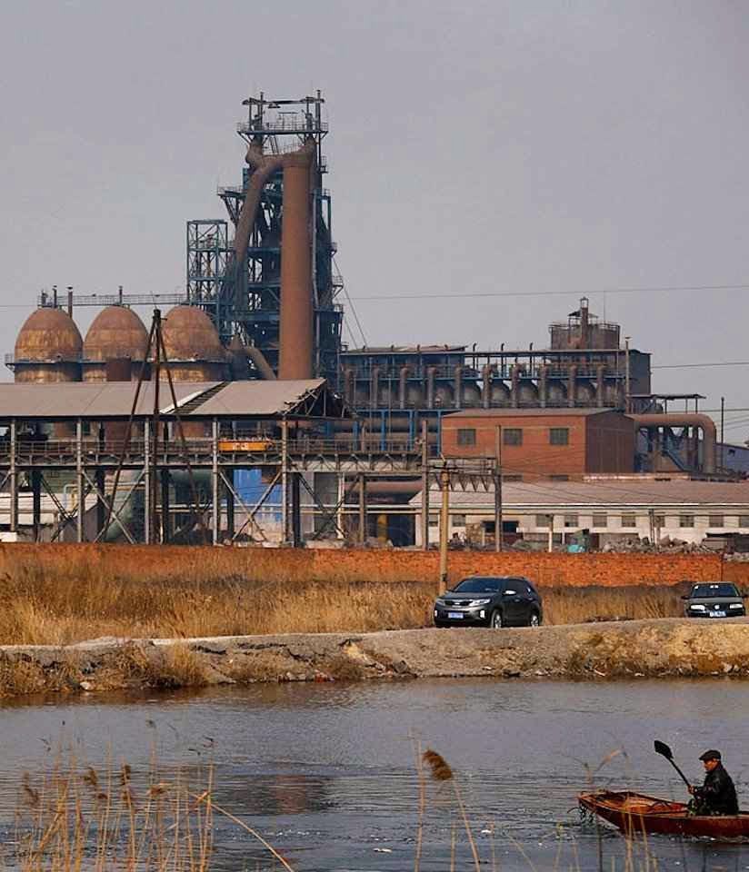 China aplica velho provérbio: “más companhias são como mercado de peixe; nos acostumamos ao mau cheiro” Siderúrgica abandonada em Qianying, Hebei