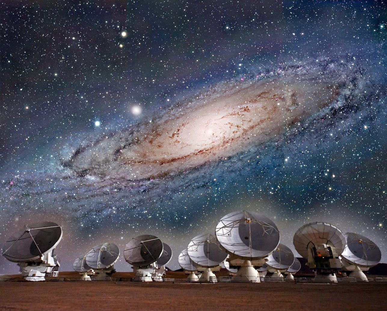 A ciência se depara face a face com Deus, após séculos de cientificismo antirreligioso Embaixo: o Atacama Large Millimeter-submillimeter Array (ALMA), maior telescópio da Terra. Fundo: galaxia Andrómeda, a mais parecida à nossa, a Via Láctea.
