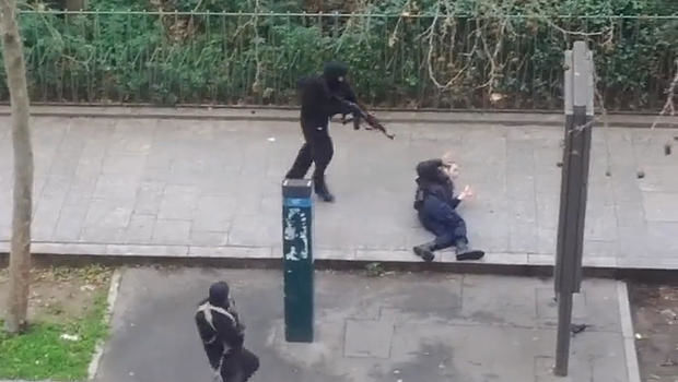 A extrema gravidade do perigo islâmico Vídeo de vigilância flagrou o momento em que um policial francês, já ferido e pedindo clemência, é alvejado covardemente por um dos islamitas com um tiro na cabeça.