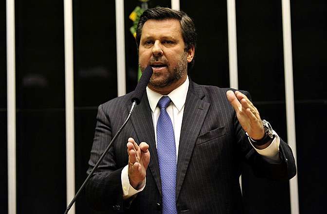 Proposta de extinguir partido beneficiado por corrupção gera polêmica na Câmara Carlos Sampaio: medida é uma demanda da sociedade.