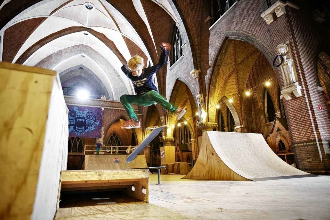 Europa abandona centenas de igrejas a usos profanos A igreja de São José em Arnherm, Holanda, usada para clube de skaters