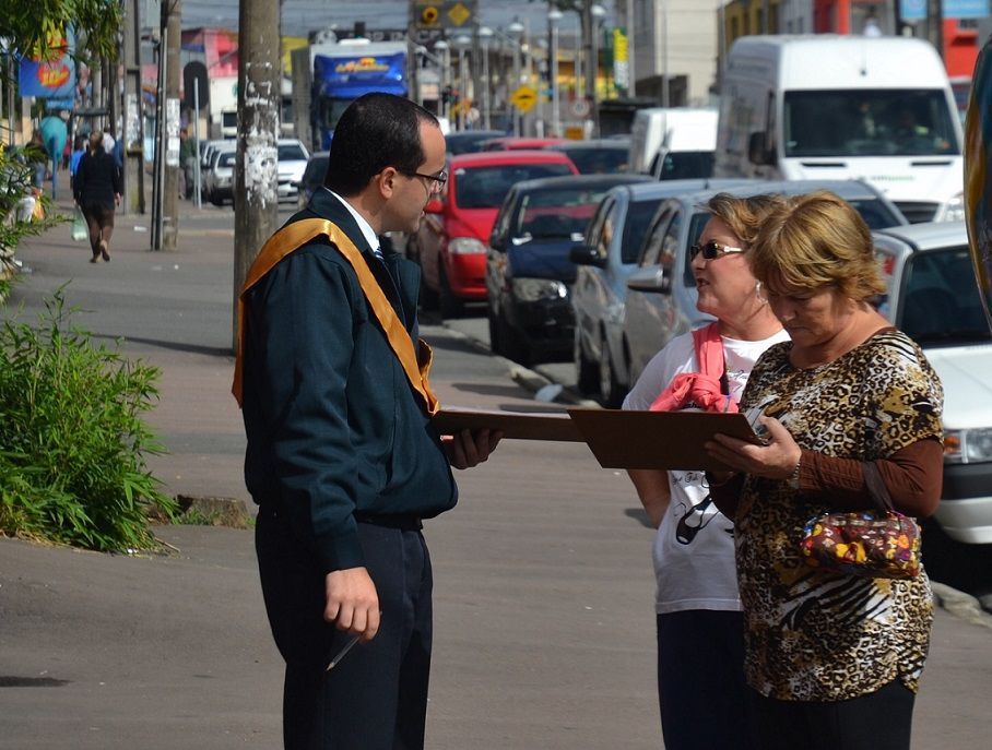 Ação Jovem do IPCO coleta assinaturas para a Filial Súplica no Paraná